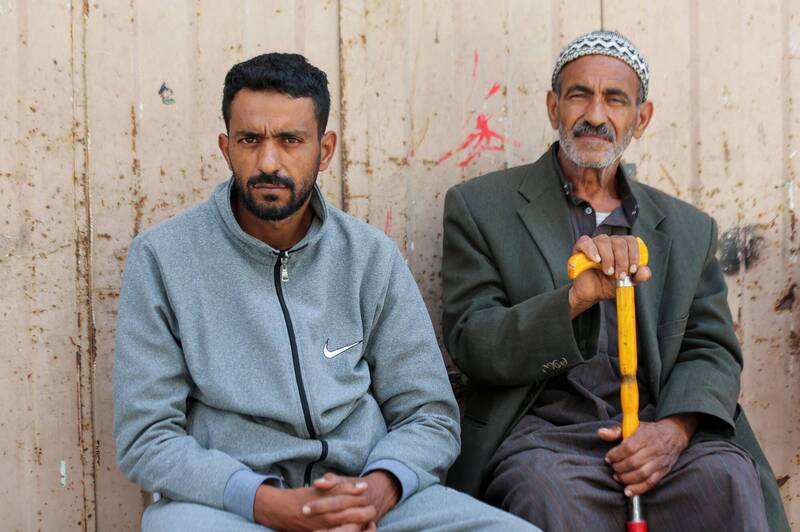 奥洛克父亲茂哈默德（左）及祖父阿里（右）对痛失孝顺为家人抢物资的奥洛克感到不舍。（路透）(photo:LTN)