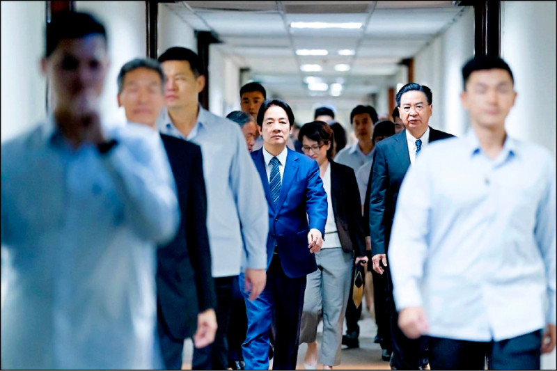 總統當選人暨副總統賴清德列名時代雜誌年度百大最具影響力人物,圖為賴清德前天與副總統當選人蕭美琴赴外交部,聽取外交部長吳釗燮業務簡報。(外交部提供) 總統當選人暨副總統賴清德列名時代雜誌年度百大最具影響力人物,圖為賴清德前天與副總統當選人蕭美琴赴外交部,聽取外交部長吳釗燮業務簡報。(外交部提供)
