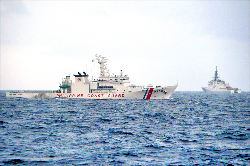 图为菲律宾海防队多功能巡逻舰「艾奎诺号」（Melchora Aquino，左）和美国海防队巡逻舰「米吉特号」（Midgett）在南海举行联合演习。（法新社档案照）(photo:LTN)