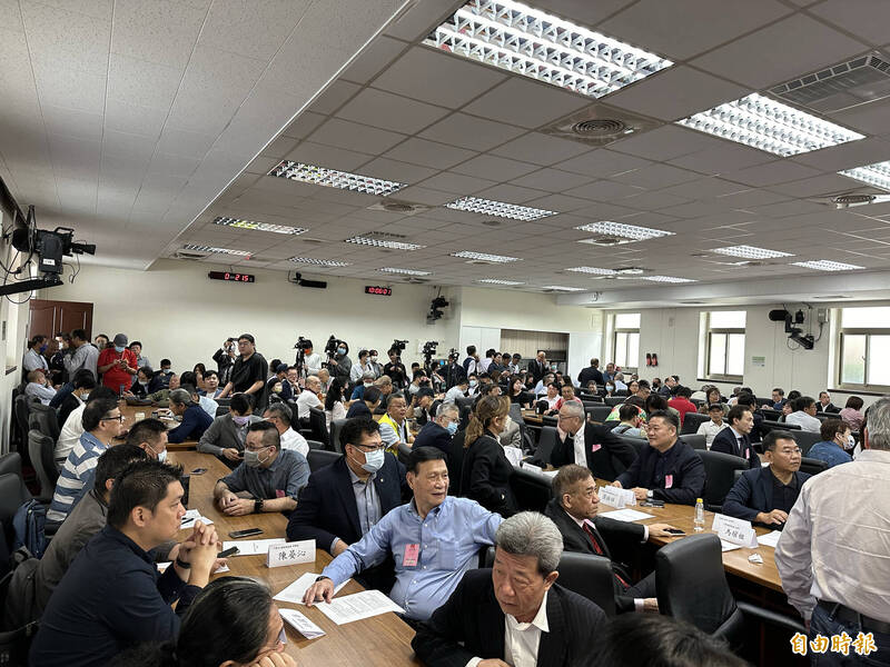 國民黨立院黨團總召傅崐萁今日召開「振興台灣觀光相關產業座談會」,上百名觀光業界人士出席。(記者林哲遠攝) 國民黨立院黨團總召傅崐萁今日召開「振興台灣觀光相關產業座談會」,上百名觀光業界人士出席。(記者林哲遠攝)