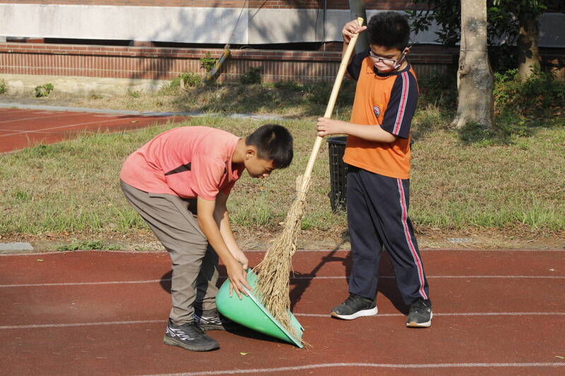 南大附聰學生們參與大埔國中小的晨間環境打掃。（南大附聰提供）