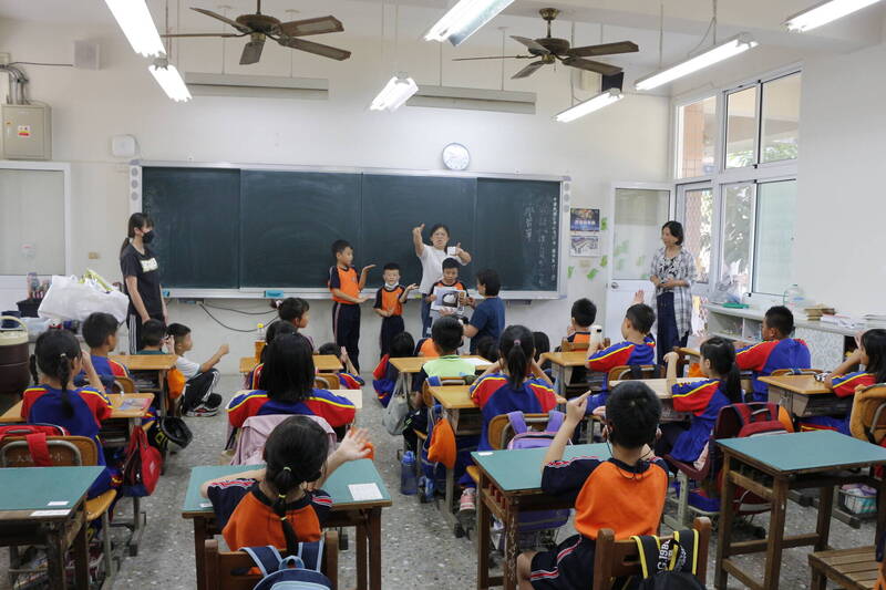 南大附聰學生到大埔國中小混合上課，並且推廣「台灣手語」學習。（南大附聰提供）