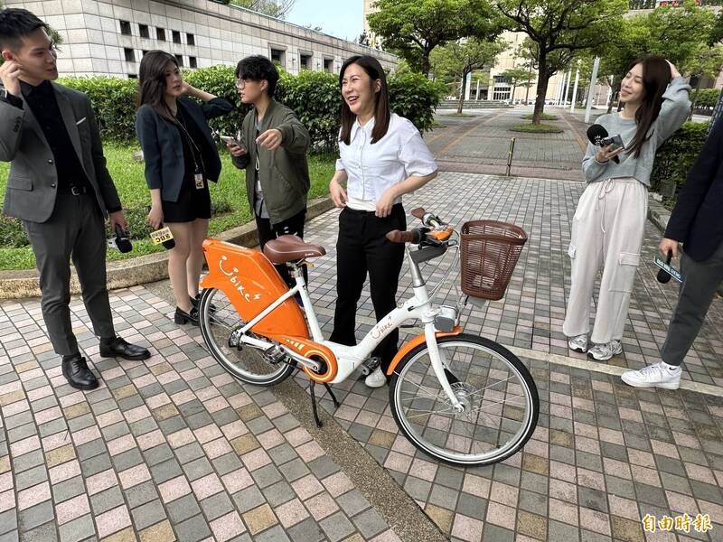 台北市議員柳采葳帶來桃園的YouBike2.0E電動輔助自行車給媒體拍攝。（記者楊心慧攝）