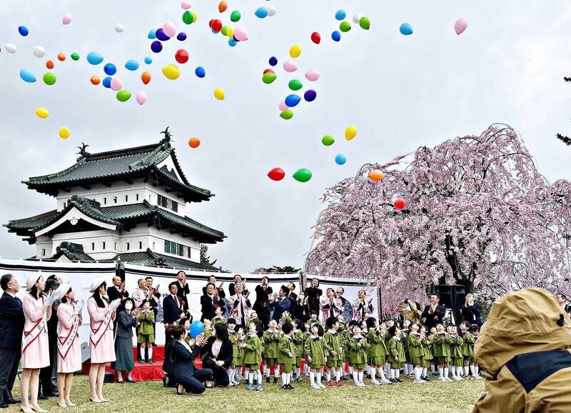 日本青森縣弘前市今日舉行櫻花祭開幕式，南市派員代表參加，同時宣傳台南旅遊。（南市觀旅局提供）