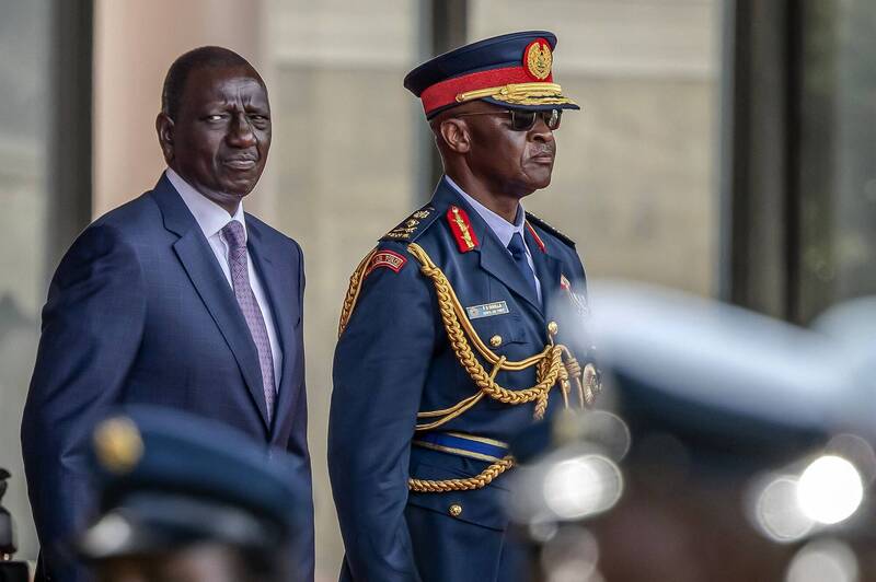 肯亚总统鲁托（图左）指出，肯亚军方有一架直升机坠毁，国防军总长奥古拉（图右）及多名高阶军官均身亡。（法新社）(photo:LTN)