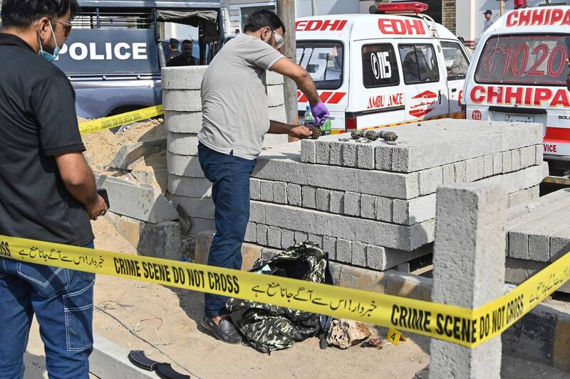 警方搜出2名兇嫌所持火力，包括多枚弹夹、手榴弹等。（法新社）(photo:LTN)