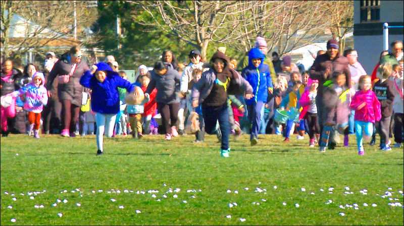 美国密西根州最大城底特律郊区梓栎郡公园上月29日举行年度「棉花糖大降落」活动，与会孩童疯抢棉花糖。（美联社）(photo:LTN)