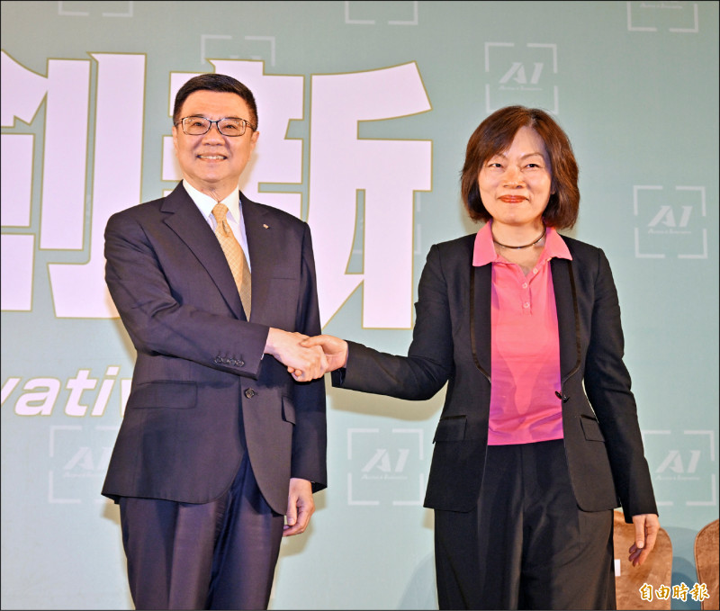 準閣揆卓榮泰昨與準勞動部長何佩珊(右)合影。(記者方賓照攝) 準閣揆卓榮泰昨與準勞動部長何佩珊(右)合影。(記者方賓照攝)