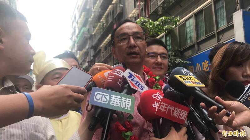 朱立倫受訪指出，台灣有七成以上民意反對廢死，如果立法院、行政院訂定的法律都是違憲，那以後給「太上院」執政就好了。他說，「我想這是民進黨的陰謀」。（記者陳奕劭攝）