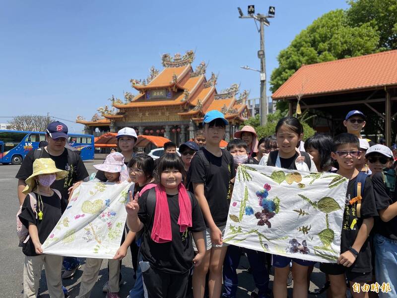 台江親師生沿著台江十六寮文化路徑前進，探索大航海時代的台江內海之路。（記者王姝琇攝）