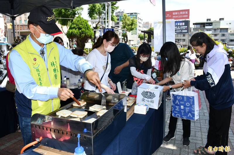 彰化市長林世賢（左1）為幫忙發生震災的花蓮市募款，親自煎菜頭粿義賣。（記者林良哲攝）