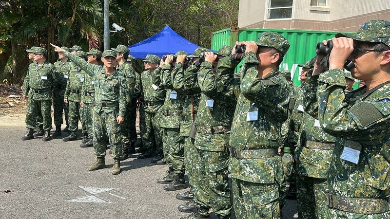 南投市中興新村首度有後備軍人進行教育召集訓練，今天展開指揮工具使用等課程。（民眾提供）