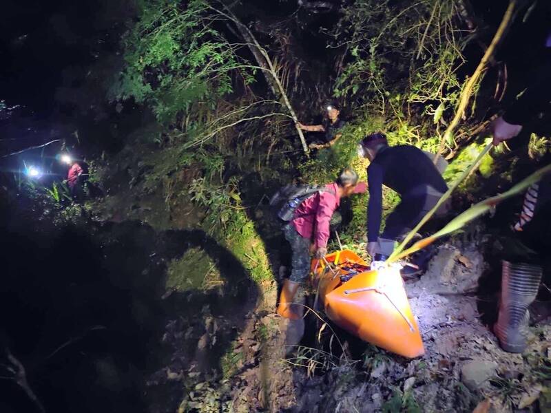 南投縣消防人員利用捲式擔架將跌落鹿谷鄉鳳凰山溪谷的山友救出。（圖由南投縣消防局提供）