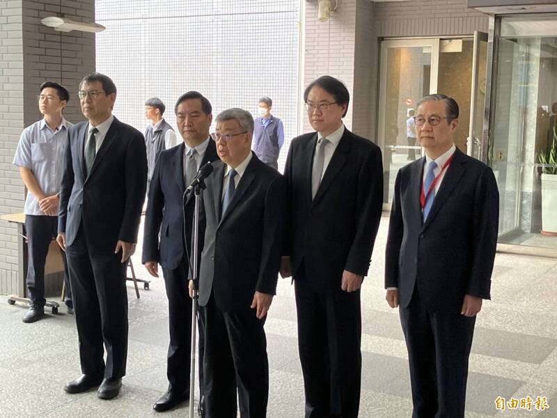 行政院長陳建仁(中)受訪。(記者王冠仁攝) 行政院長陳建仁(中)受訪。(記者王冠仁攝)