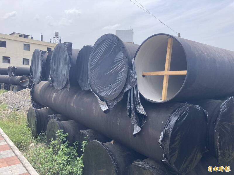 南彰化台一線沿線正進行巨大口徑的水管埋設工程,將來完工後可連通烏嘴潭淨水廠和湖山水庫。(記者顏宏駿攝) 南彰化台一線沿線正進行巨大口徑的水管埋設工程,將來完工後可連通烏嘴潭淨水廠和湖山水庫。(記者顏宏駿攝)