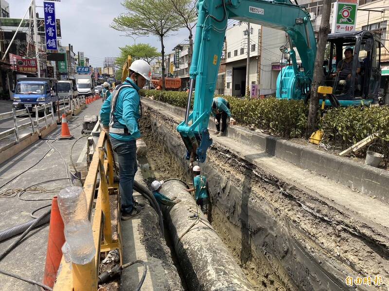 南彰化台一線沿線正進行巨大口徑的水管埋設工程,將來完工後可連通烏嘴潭淨水廠和湖山水庫。(記者顏宏駿攝) 南彰化台一線沿線正進行巨大口徑的水管埋設工程,將來完工後可連通烏嘴潭淨水廠和湖山水庫。(記者顏宏駿攝)