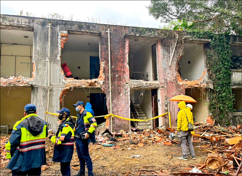 工人拆除基隆港務分公司東暖新村廢棄宿舍時，讓賴姓老婦人的遺骨重見天日，在檢警協助下落葉歸根。（記者吳昇儒翻攝）