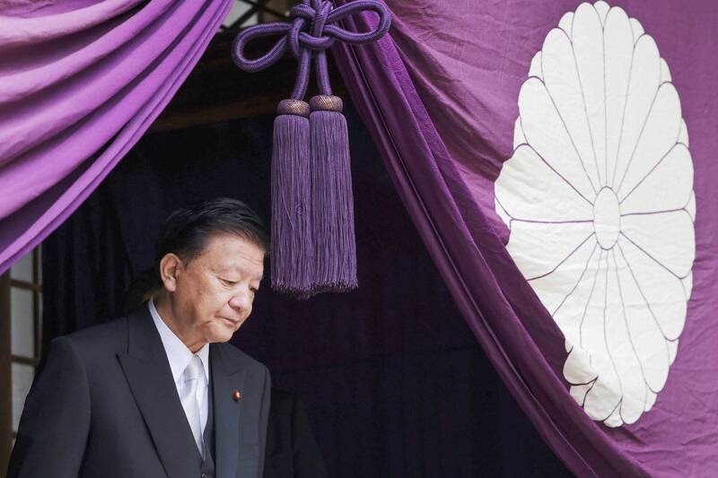 岸田内阁成员经济再生担当大臣新藤义孝，21日上午亲赴靖国神社参拜。（法新社）(photo:LTN)