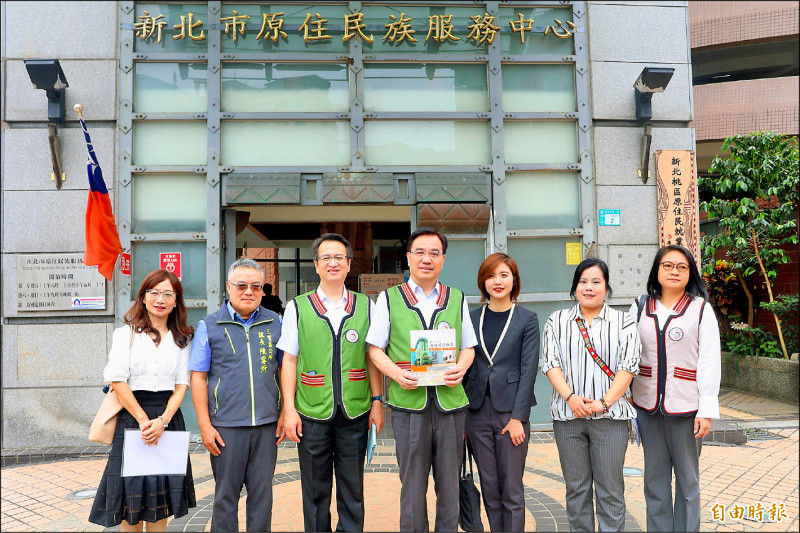 原民會主委夷將·拔路兒（Icyang Parod，中）昨天視察新北原民服務中心。（記者董冠怡攝）