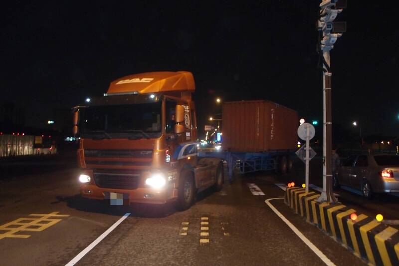 陳男駕駛的曳引貨櫃車。（民眾提供）