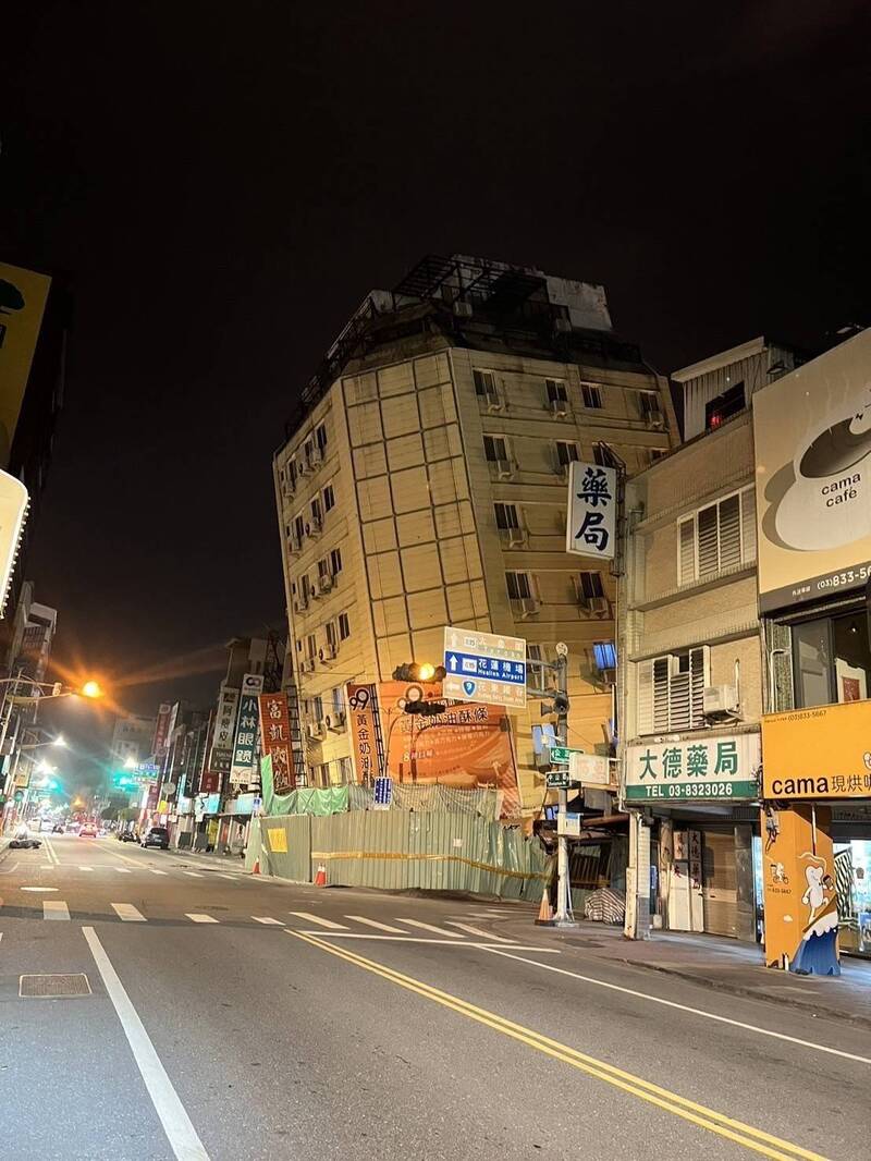 花莲0423凌晨2:26:51发生规模6地震，市区中山路、公正街一栋大楼被震倒倾斜。（民众提供）(photo:LTN)
