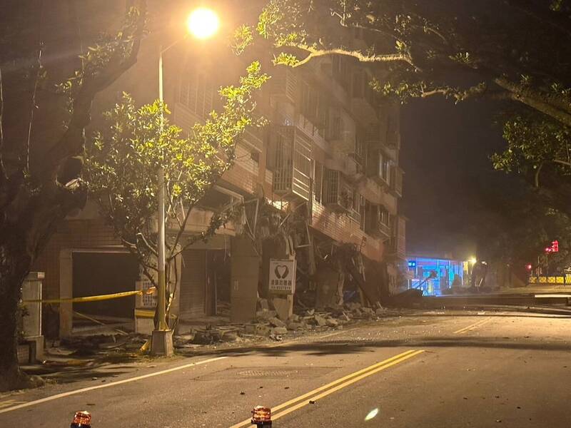 之前在0403地震时已经被震成红单准备拆除的统帅大楼，此次也被震到倾斜，由于附近已经拉起封锁线，消防目前正在确认有无人员滞留当中。（民众提供）(photo:LTN)