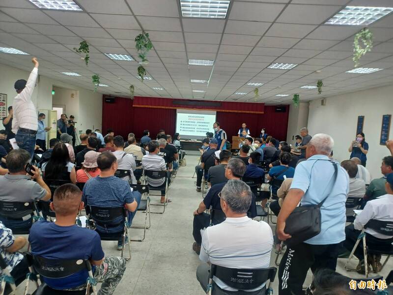 澎湖漁民登高一呼,呼籲漁民齊聲反對海保法草案。(記者劉禹慶攝) 澎湖漁民登高一呼,呼籲漁民齊聲反對海保法草案。(記者劉禹慶攝)