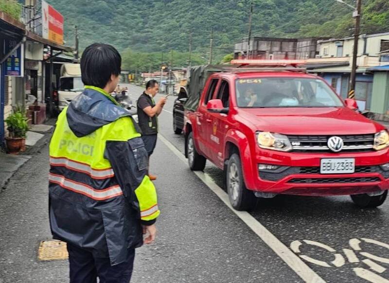 新城警分局員警協助執行秀林鄉和仁、和中部落強制撤村。（新城警分局提供）