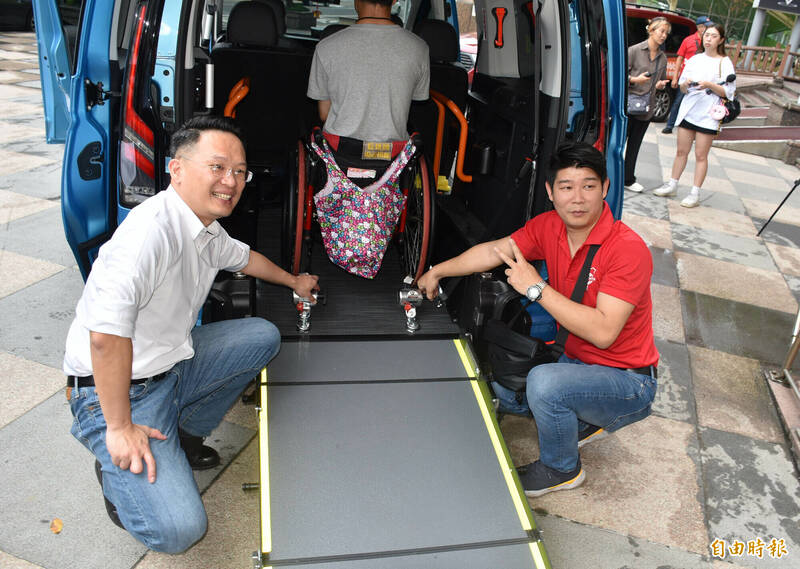 桃園市副市長蘇俊賓（左）出席台灣無障礙汽車公司啟動上線，即日起服務桃園行動不便或長者出外更加便利。（記者李容萍攝）