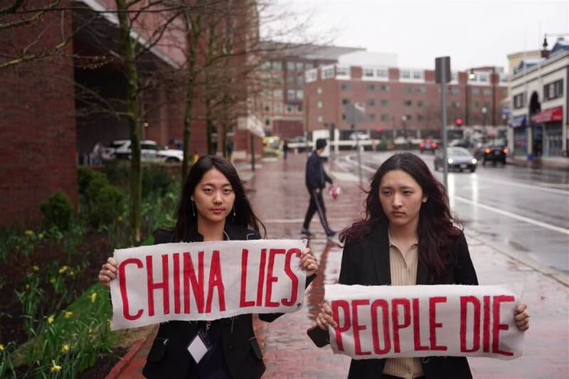 台裔美籍学生吴亭桦（左）以及西藏学生次仁央金（右）在谢锋演讲期间起身呛声，结果被疑似中国学生男子拖离现场，两人表示虽然「夺走谢锋舞台」的目的达成，但两人还是担心自身安全。（图撷取自社群媒体平台X）(photo:LTN)