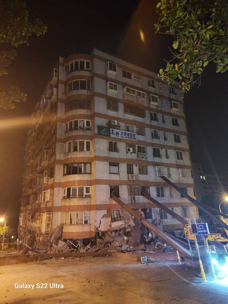 统帅大楼此次又被震到房子往一边倾斜，二楼变成一楼。（消防局提供）(photo:LTN)