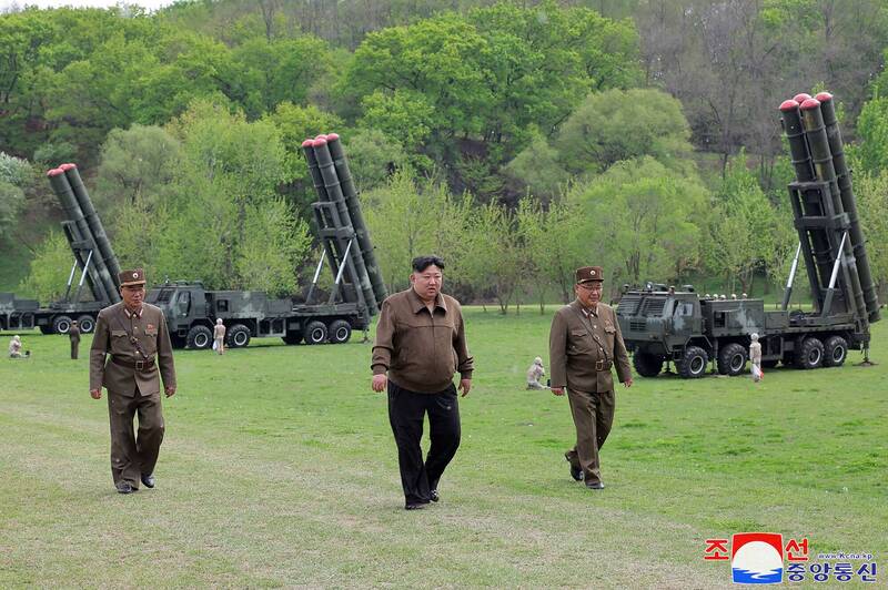 北韩领导人金正恩22日亲自指导实施运用超大型火箭砲的「核反击模拟综合战术训练」。（美联社）(photo:LTN)