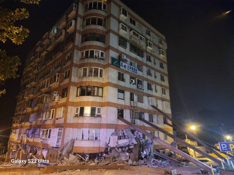 之前在0403强震中已经被震成红单待拆除的统帅大楼，此次又被震到房子往一边倾斜，二楼变成一楼。（消防局提供）(photo:LTN)