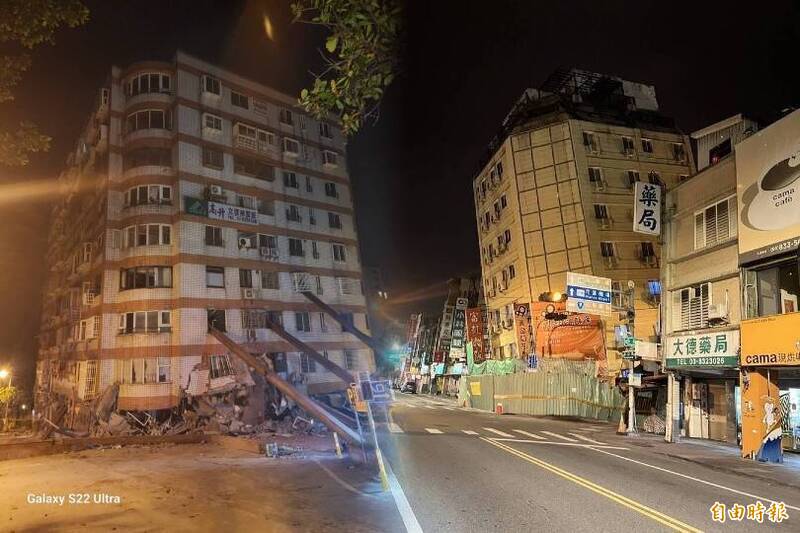 6分钟2起规模6地震，致花莲富凯大饭店（右）、统帅大楼（左）严重倾斜。（民众提供，本报合成）(photo:LTN)