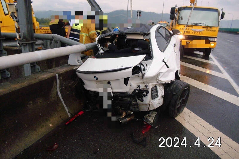 [新聞] 大雨肇禍？國道BMW撞他車再撞護欄 3人受傷