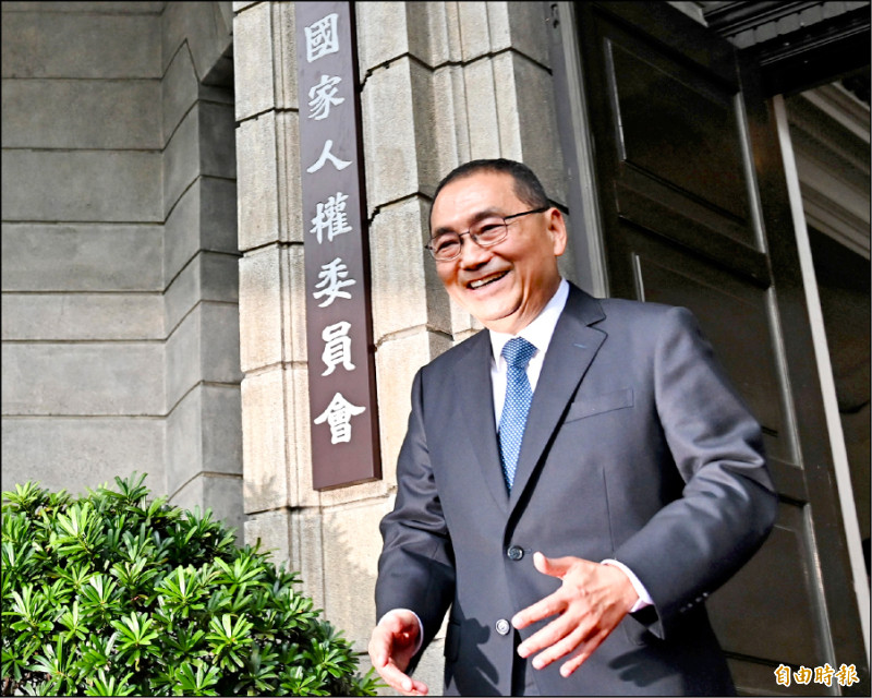 侯當年率領上百位霹靂小組 將羅益世、蔡正隆強押驅逐