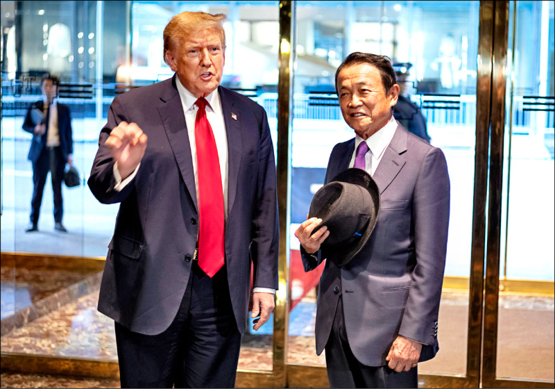 日本自民党副总裁、前首相麻生太郎23日前往纽约川普大厦，与美国前总统川普进行约1小时会谈。（美联社）(photo:LTN)