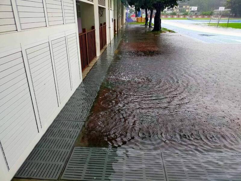 鋒面影響雨太大太急，大湖鄉1國小水快淹進教室。（大湖消防分隊提供）