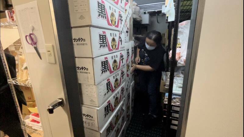 台中市衛生局於「和牛EMPEROR」內查獲囤放逾期牛肉，該批牛肉等食材降料都已封存。（衛生局提供）