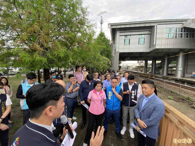 立委顏寬恒（右一）至沙鹿車站西站，考察台中捷運藍線、海線雙軌及部分高架執行狀況。（記者黃旭磊攝）