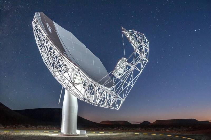 称南半球最大、最灵敏的南非MeerKAT电波望远镜，自2016年7月启用以来，已立下不少功劳。（图撷取自维基百科/Morganoshell , CC BY-SA .4.0）(photo:LTN)