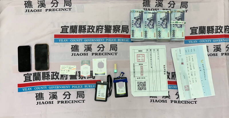 警方查扣車手犯案用工作證、現金保管單、手機及現金總計300萬元等證物。 (記者王峻祺翻攝) 警方查扣車手犯案用工作證、現金保管單、手機及現金總計300萬元等證物。 (記者王峻祺翻攝)