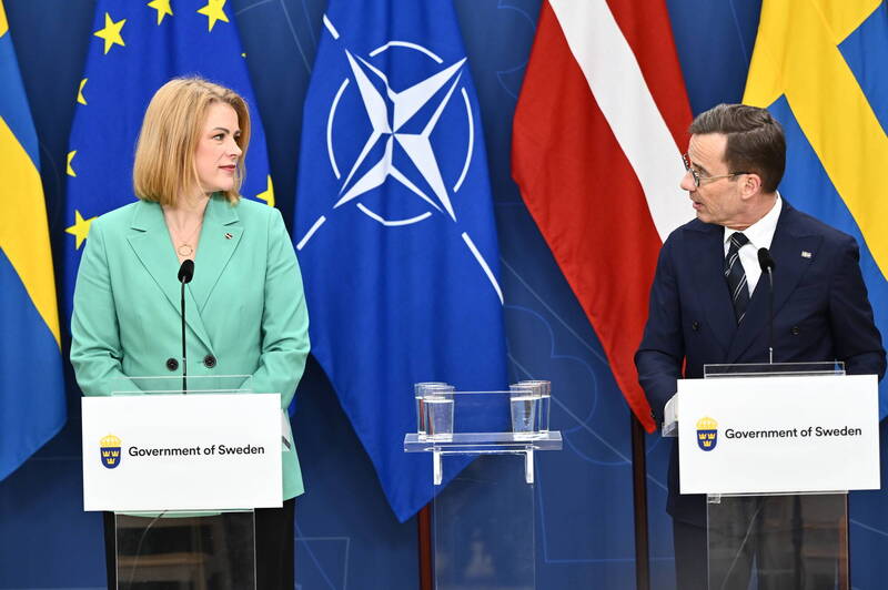 記者会見でのスウェーデンのクリスターソン首相(右)とラトビアのシリニア首相(左)。 [欧州通信社]