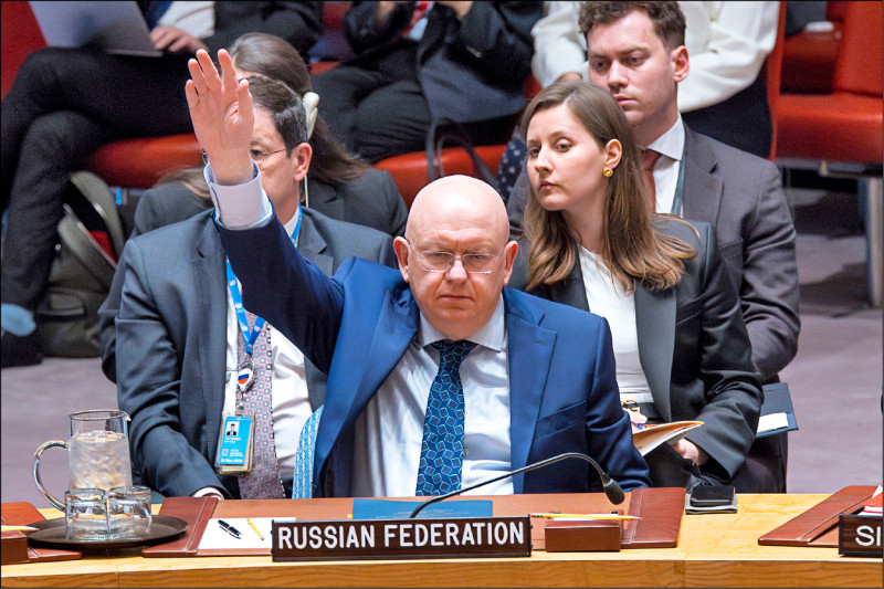 俄罗斯驻联合国大使涅班济亚廿四日在联合国安全理事会动用否决权，反对美国和日本提出的重申一九六七年外太空条约承诺决议草案。（美联社）(photo:LTN)