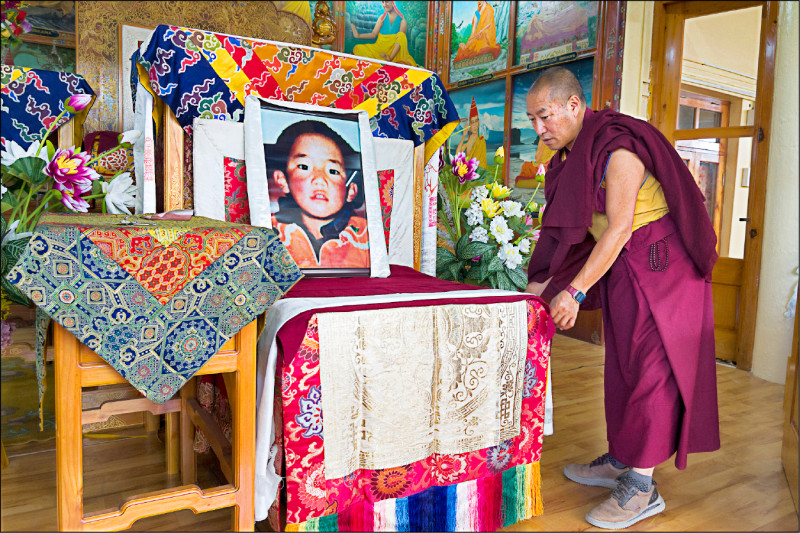廿五日是藏传佛教第二大精神领袖第十一世班禅喇嘛的卅五岁生日，他在一九九五年六岁时被达赖喇嘛认证为第十一世班禅喇嘛后，就被中国官方带走，迄今下落不明，被形容为「全球最年轻的政治犯」。流亡印度的藏人廿五日在达兰萨拉举办班禅喇嘛生日纪念活动，要求中国立刻放人。图僧侣放置班禅喇嘛的肖像。（美联社）(photo:LTN)