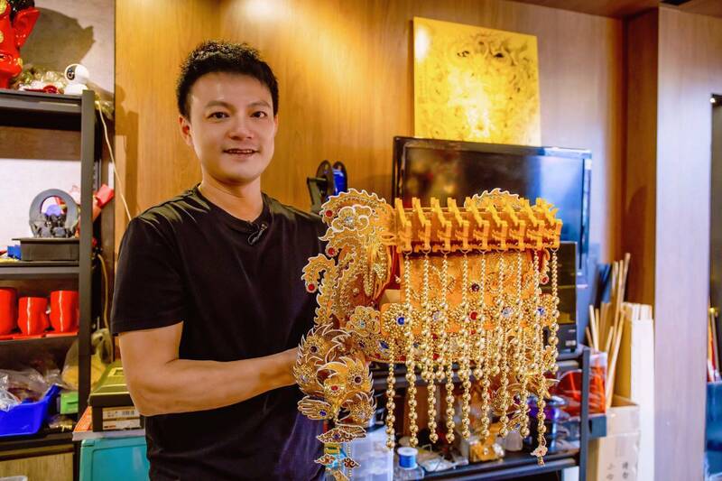 周煥智設計製作的神帽「珠冠」。(周煥智提供) 周煥智設計製作的神帽「珠冠」。(周煥智提供)