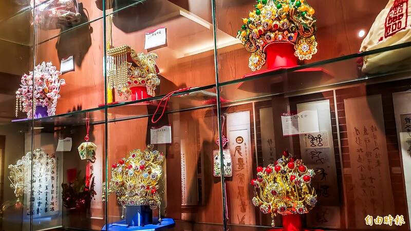 展覽展出的各式珠冠。(記者林宜樟攝) 展覽展出的各式珠冠。(記者林宜樟攝)