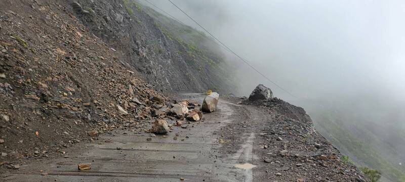 仁愛鄉鄉道投89線力行產業道路翠巒路段坍方落石影響通行。（民眾提供）