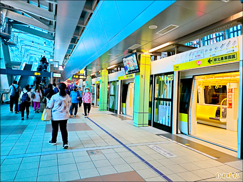 捷運環狀線即日起在尖峰時段加開板橋站至新北產業園區站的直達車，班距將可從廿三分鐘縮短至十二分鐘。（記者賴筱桐攝）