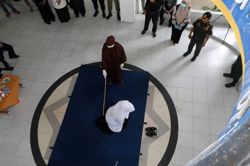 印尼2對夫妻「婚外性行為」慘遭鞭刑 殘忍畫面曝光！
